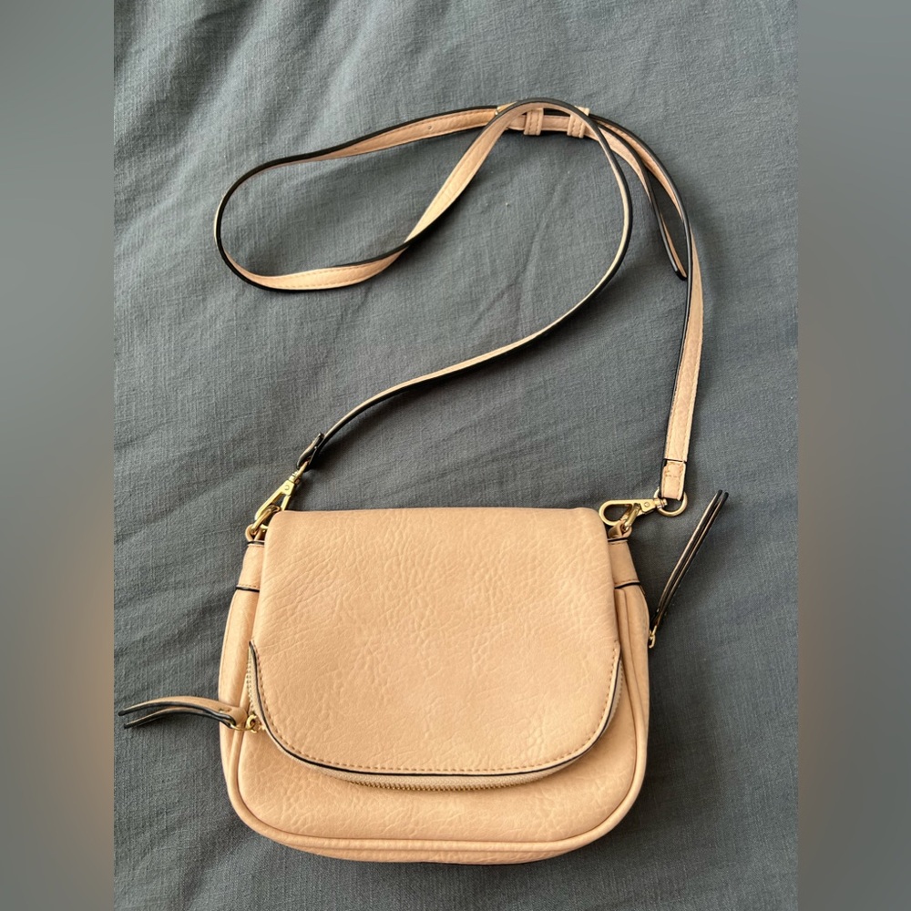 Beige crossbody with 3 pockets. Very practical bag